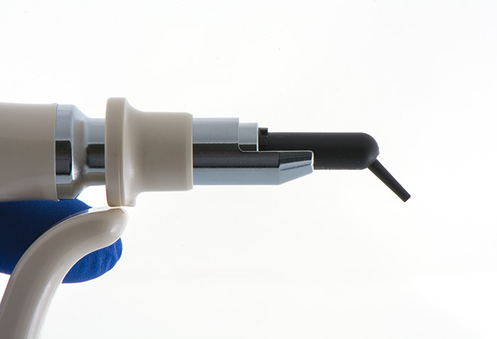 Ill. 11 : La canule fine et flexible de la compule de VisCalor bulk facilite une application directe du matériau d'obturation, même dans les zones difficilement accessibles et étroites de la cavité.