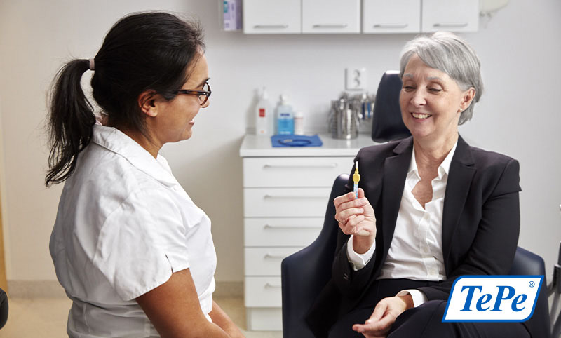 Visuel-Femme-Agee-Fauteuil-Article-TePe