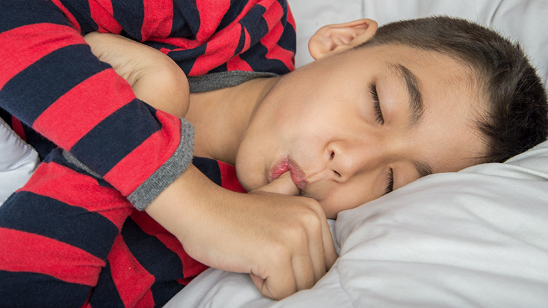 béance dentaire, enfant suce son pouce
