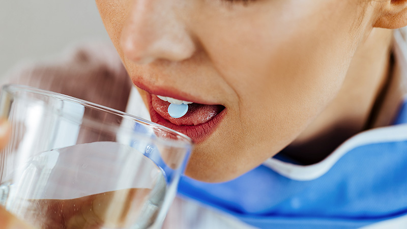 Patiente qui prend des antibiotiques